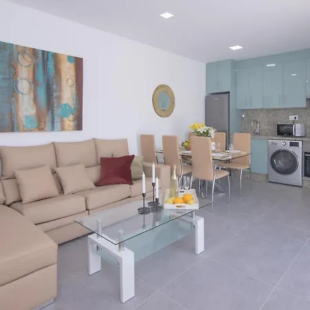 Family 6 Beachfront By Holidays *