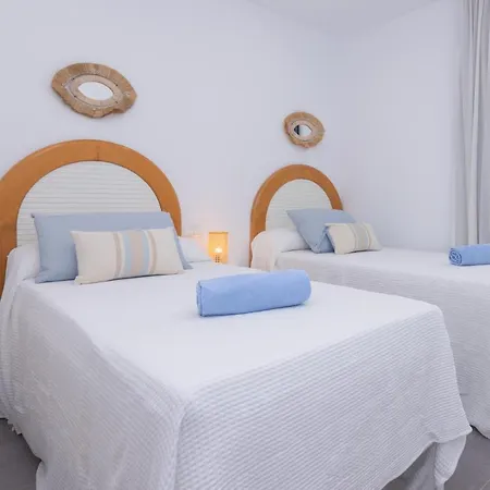 Family 6 Beachfront By Holidays Apartment *